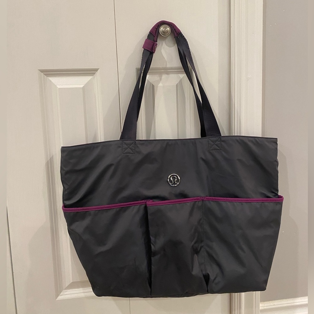 Lululemon duffel/travel bag.Very large and reversible - perfect condition!